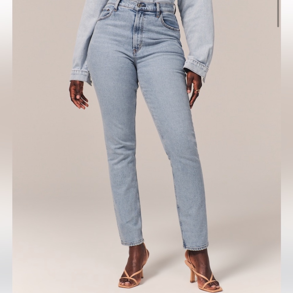 Abercrombie Curve Love 90's Slim Straight Ultra High Rise light wash jeans (25S)